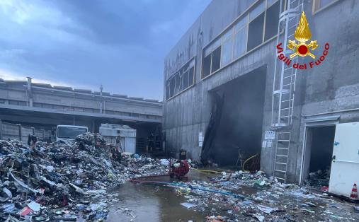 Sandrigo, incendio in un'azienda di trattamento rifiuti