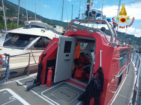 In fiamme il vano motore di un’imbarcazione a Barcola: Vigili del fuoco sul posto