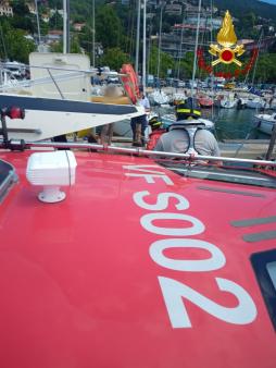 In fiamme il vano motore di un’imbarcazione a Barcola: Vigili del fuoco sul posto