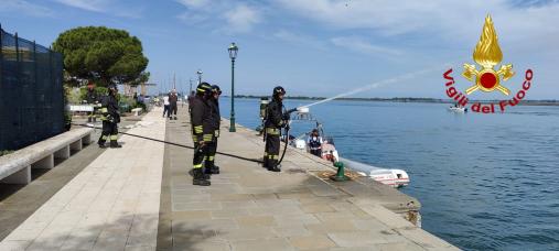 Esercitazione congiunta Vigili del Fuco e Capitaneria di Porto