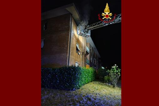 Incendio al secondo piano di un condominio ad Antraccoli