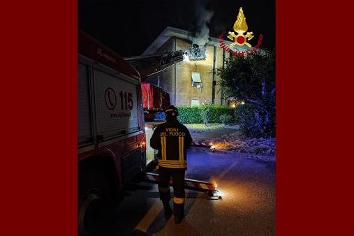 Incendio al secondo piano di un condominio ad Antraccoli