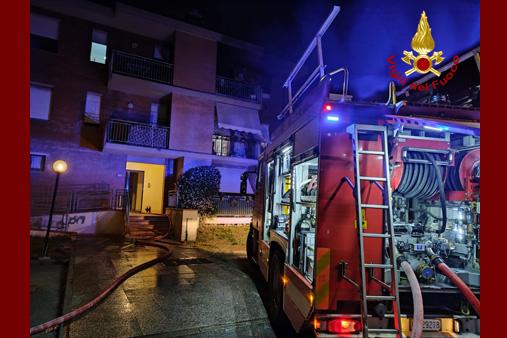 Incendio al secondo piano di un condominio ad Antraccoli