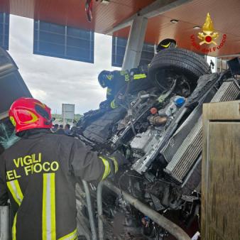 Livorno, incidente stradale al casello autostradale di Rosignano