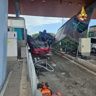 Livorno, incidente stradale al casello autostradale di Rosignano