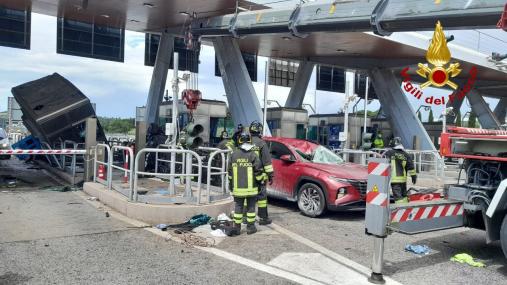 Livorno, incidente stradale al casello autostradale di Rosignano