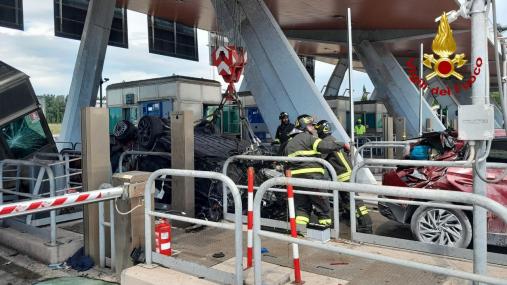 Livorno, incidente stradale al casello autostradale di Rosignano