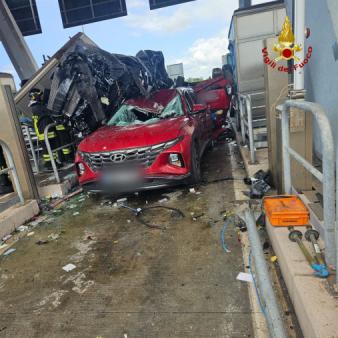 Livorno, incidente stradale al casello autostradale di Rosignano