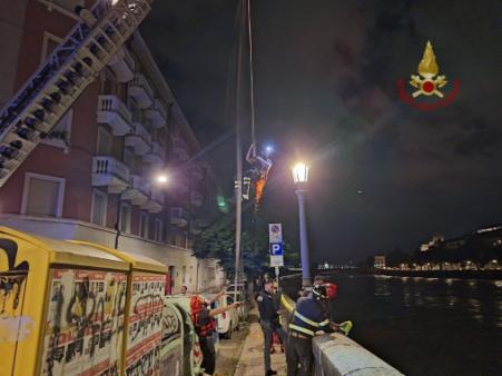 Verona, salvato uomo finito nel fiume Adige