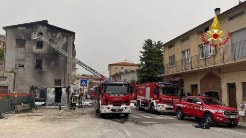 Prende fuoco un'autocisterna vicino una palazzina. Intervengono 9 squadre dei Vigili del fuoco