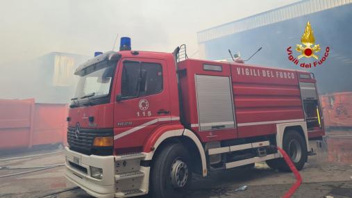 Incendio in un capannone industriale ad Ancona