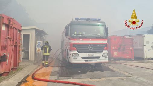 Incendio in un capannone industriale ad Ancona