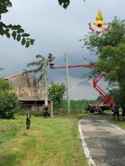 Castelfranco Veneto, oltre 140 chiamate ai vigili del fuoco per l'esondazione dell'Avenale