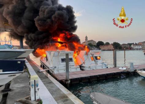 Incendio imbarcazioni a Murano