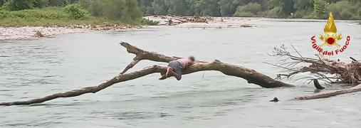 Fontaniva, soccorsi dai Vigili del fuoco due uomini in difficoltà sul Brenta
