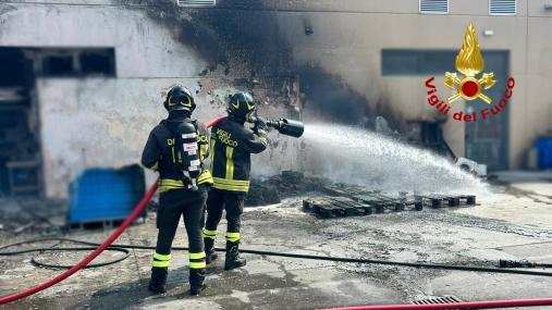 Bancali di legno in fiamme questa mattina a Senigallia