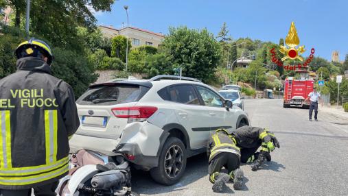 Scontro tra auto e scooter sulla SS 77. Vigili del fuoco sul posto