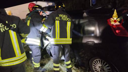 Scontro frontale tra due auto nella notte. Vigili del fuoco sul posto