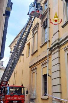 Vetri pericolanti dall'ultimo piano di una casa di riposo a Vercelli
