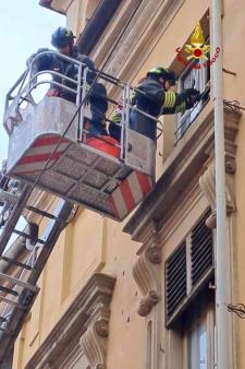 Vetri pericolanti dall'ultimo piano di una casa di riposo a Vercelli