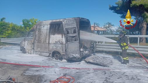 Brucia furgone in A14. Vigili del fuoco in azione