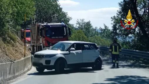 Scontro tra una moto e un'auto sulla SS73bis