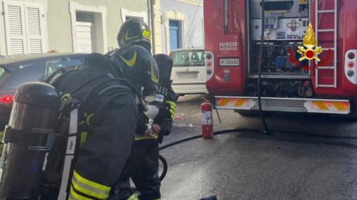 Incendio in un vano scala a Pesaro