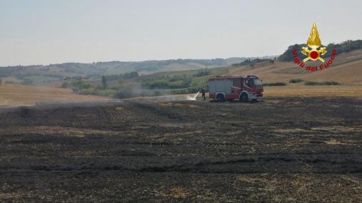 Auto prende fuoco in località Cassiano. Le fiamme coinvolgono un campo di grano