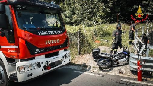 Motociclista impatta il guardarail e finisce nel greto del torrente. Soccorso dai Vigili del fuoco