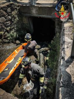 Motociclista impatta il guardarail e finisce nel greto del torrente. Soccorso dai Vigili del fuoco