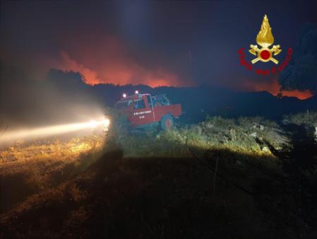 Proseguono le operazioni di spegnimento degli incendi nel nuorese: interventi notturni ed evacuazioni