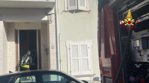 Incendio in un vano scala a Pesaro
