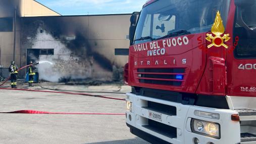 Bancali di legno in fiamme questa mattina a Senigallia