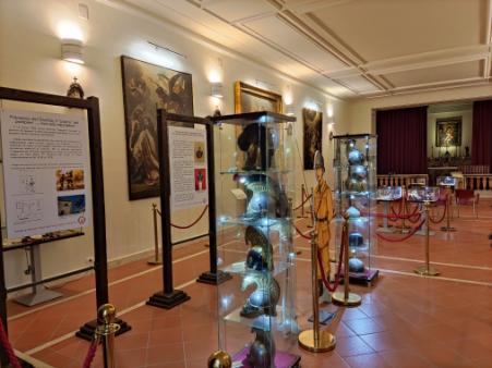 Collezione di elmi storici nelle vetrine della Galleria
