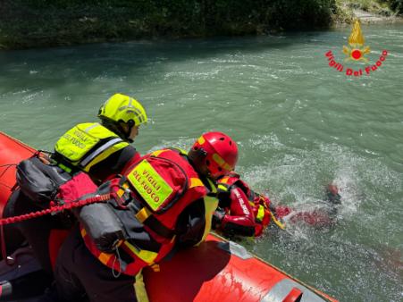 I Vigili del fuoco impegnati in una esercitazione in ambiente acquatico