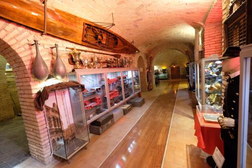 Corridoio del museo con esposizioni ai lati