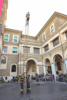 Cortile interno, saggio con la scala controventata