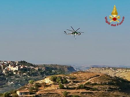 Catania - Un vasto incendio di sterpaglie e macchia mediterranea a Militello Val di Catania