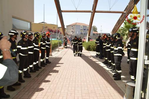 Cerimonia di posa di una targa nella piazza dedicata ai "Caduti dei Vigili del Fuoco"
