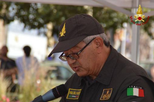 Cerimonia di posa di una targa nella piazza dedicata ai "Caduti dei Vigili del Fuoco"