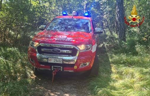 Squadre dei Vigili del fuoco al lavoro per gli incendi di vegetazione in tutta la provincia