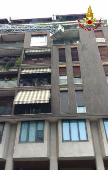 Appartamento in fiamme in centro città: evacuato l'intero stabile