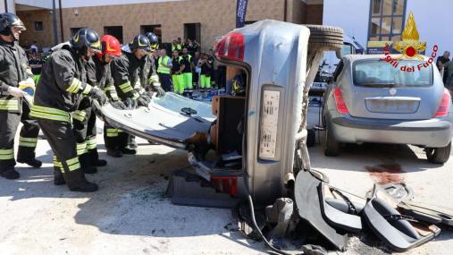 Test di attrezzature per incidenti e roghi presso la sede del Comando