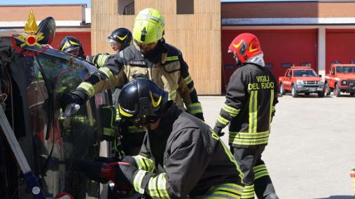 Test di attrezzature per incidenti e roghi presso la sede del Comando