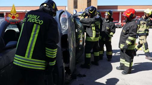 Test di attrezzature per incidenti e roghi presso la sede del Comando