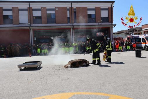 Test di attrezzature per incidenti e roghi presso la sede del Comando