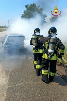 Auto in fiamme nel pressi del casello di Vercelli Ovest