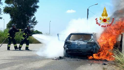 Auto in fiamme nel pressi del casello di Vercelli Ovest