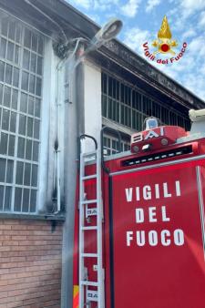 Cavi elettrici in fiamme a Caresanablot. Vigili del fuoco sul posto