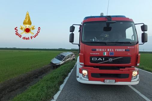 Sbanda e finisce fuori strada